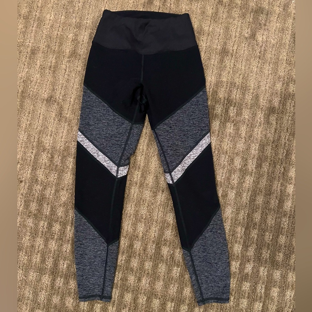 Alo xs black and grey leggings regular inseam. Never worn.